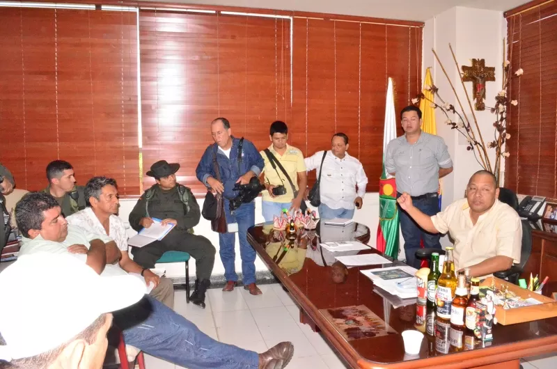 Luis Emilio Tovar, alcalde de Arauca en reunión con ganaderos y expendedores de carne, que buscan soluciones para salvar el frigomatadero y combatir el contrabando.